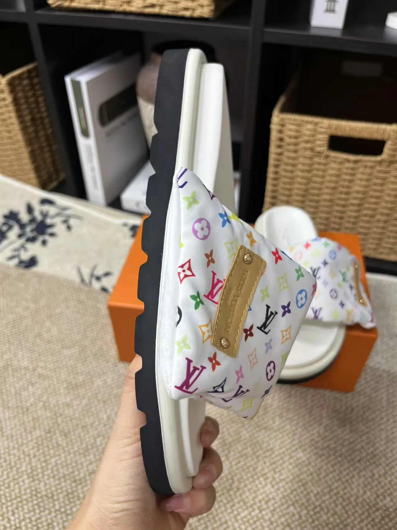 P340 yuan LV Louis Vuitton Full of high-end feel! A popular model among bloggers at home and abroad, it’s retro and fashionable, and looks stunning on your feet! Mainly recommended model on the official website★ ━━━━━ ЅᏇєєt ━━━━━ ▪️Upper: original calfskin ➕5D printing process ▪️Inner: imported mixed sheepskin ▪️Outsole: original molded foam outsole ▪️Size: Female 35-40 Men's 39-44 (women's 41 men's 45)